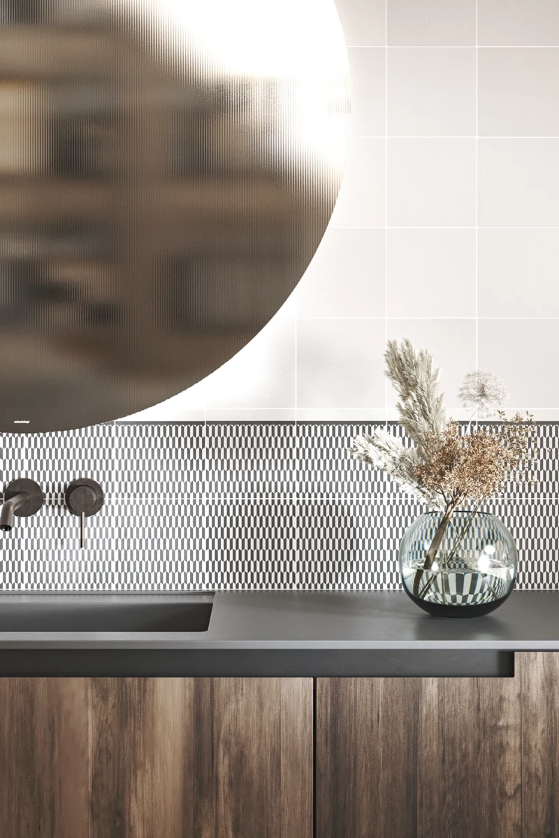 Badezimmerwand gestaltet mit kleinen Fliesen in Schwarz und Weiß