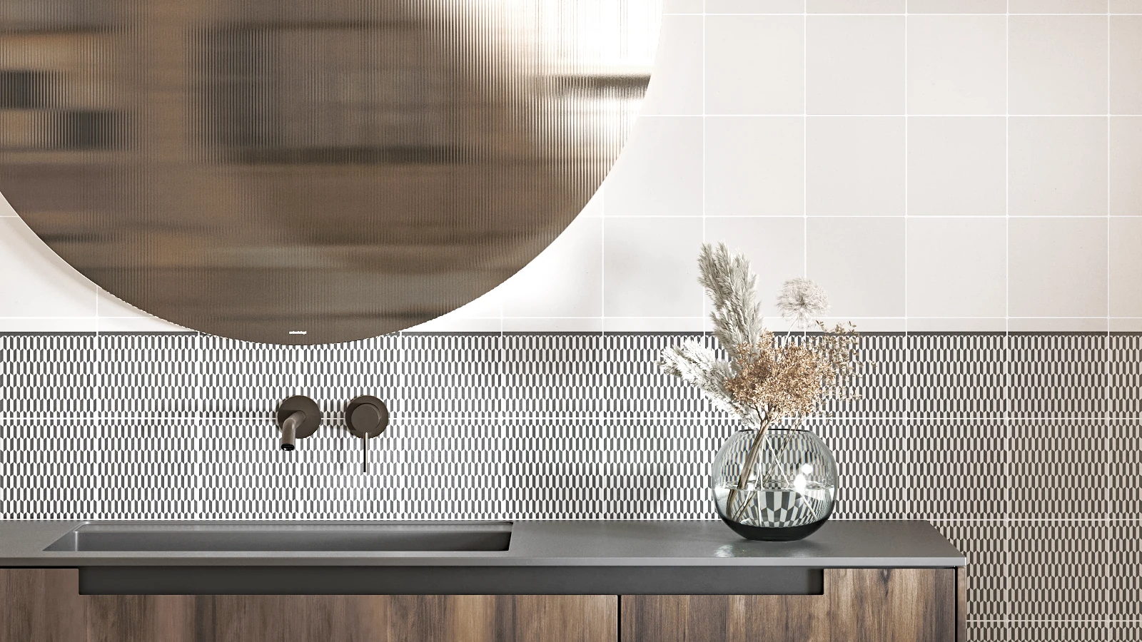 Badezimmerwand verkleidet mit weißen und dekorierten Design-Fliesen