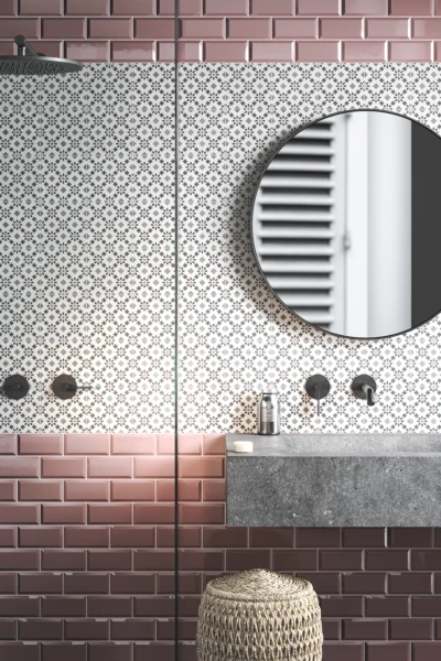 Wand im Badezimmer mit Fliesen