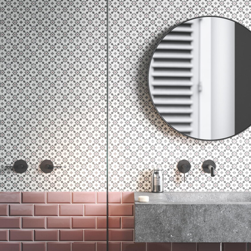 Wand im Badezimmer mit Fliesen