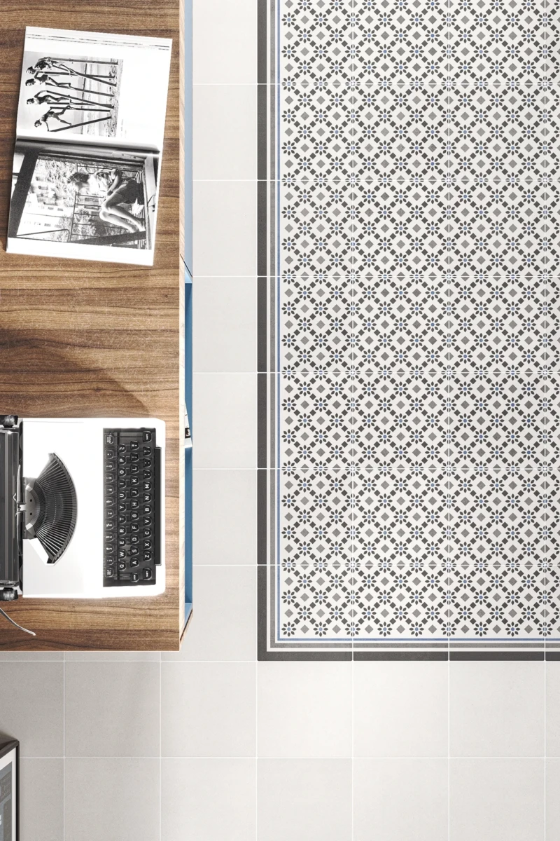 Dekorativer Bodenbelag mit Basis aus weißem Zement und Design in Grau, Schwarz und Blau