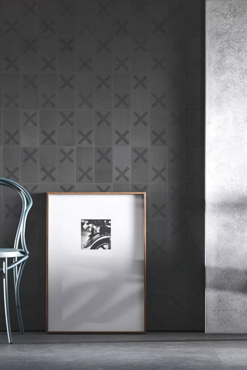 Innenwandverkleidung aus Zement mit einem geometrischen Design in Anthrazit