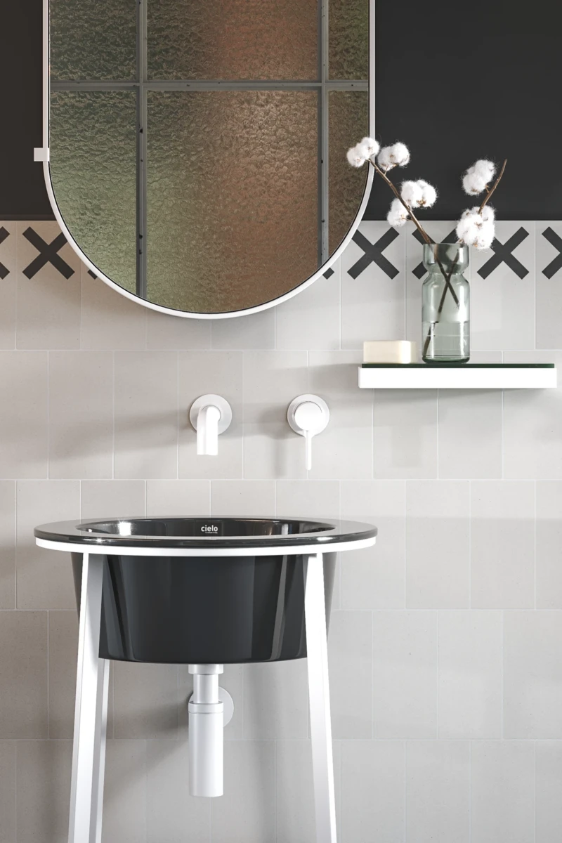 Badezimmerwand mit weißen Fliesen und minimalistischem Design in Schwarz