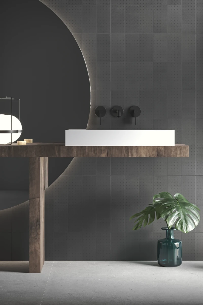 Badezimmerwand gestaltet mit dunklen Zementfliesen und Design in Anthrazitfarbe
