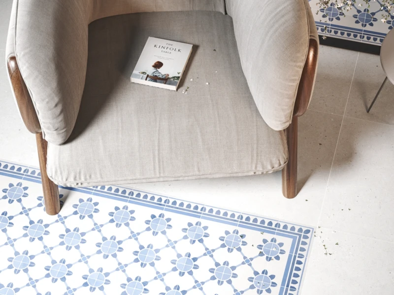 Dekorierte Fliesen in Weiß und Blau mit individuellen Designs