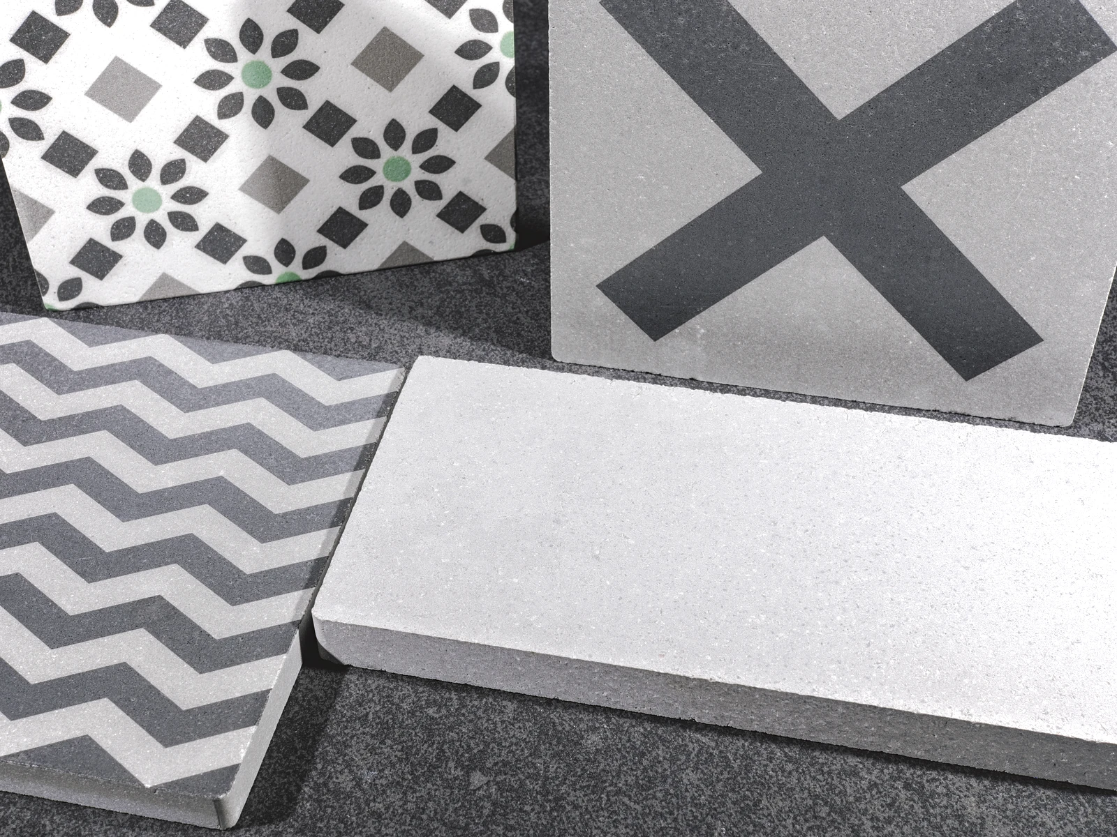 Ausstellung verschiedener Design-Fliesen und -Bodenfliesen aus Naturmaterialien