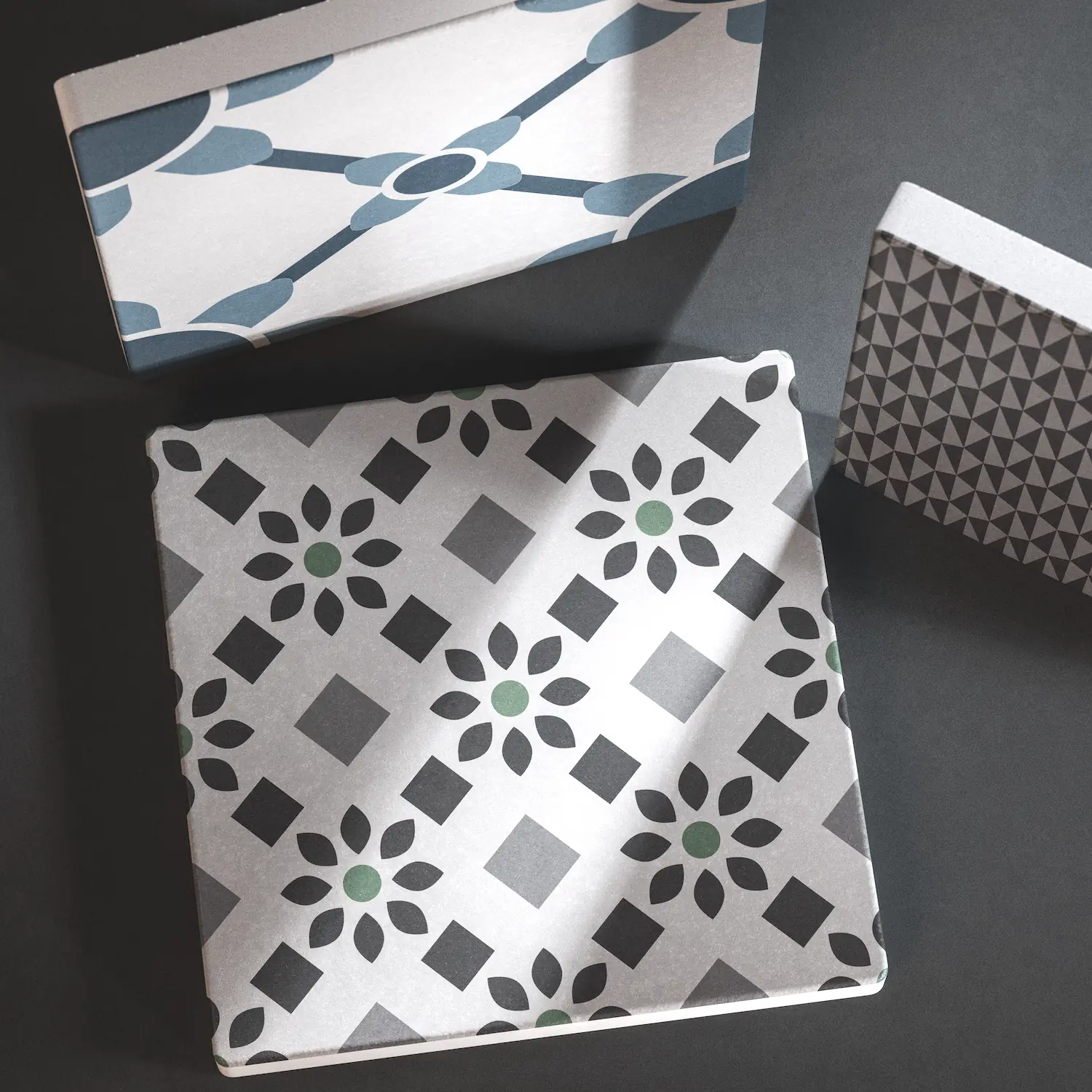 Handwerkliches matte Fliesen Detail einer dekorativen matten Naturfliese für Küchenrückwände und Bäder