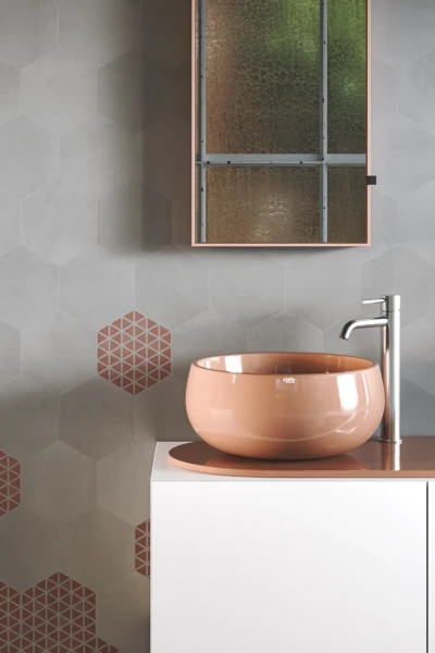 Hexagonale Fliese an der Badezimmerwand