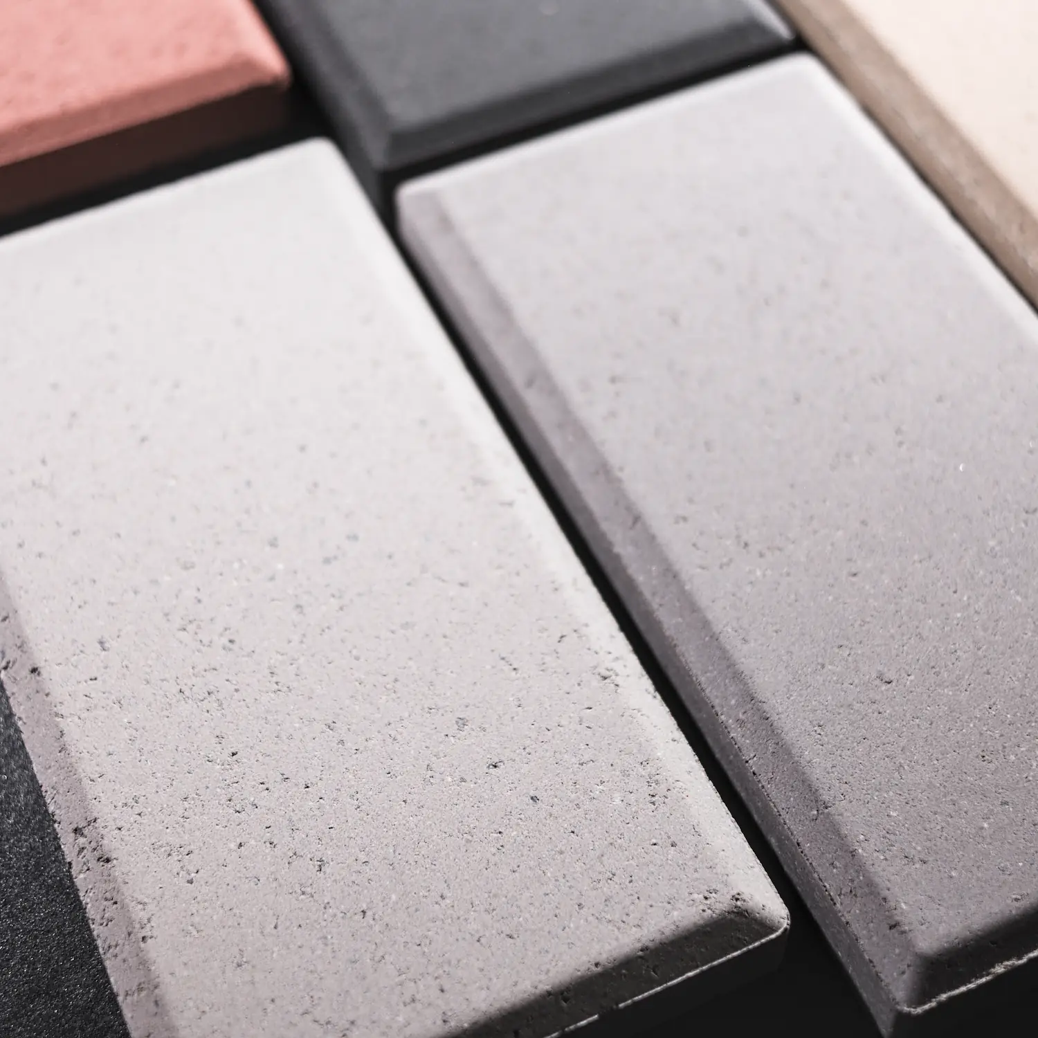 Dgeum Innovation: Geringe Aufbauhöhe Seitenansicht von 18 mm dicken Betonfliesen für den Außenbereich, die das technische Merkmal der geringen Stärke zeigen