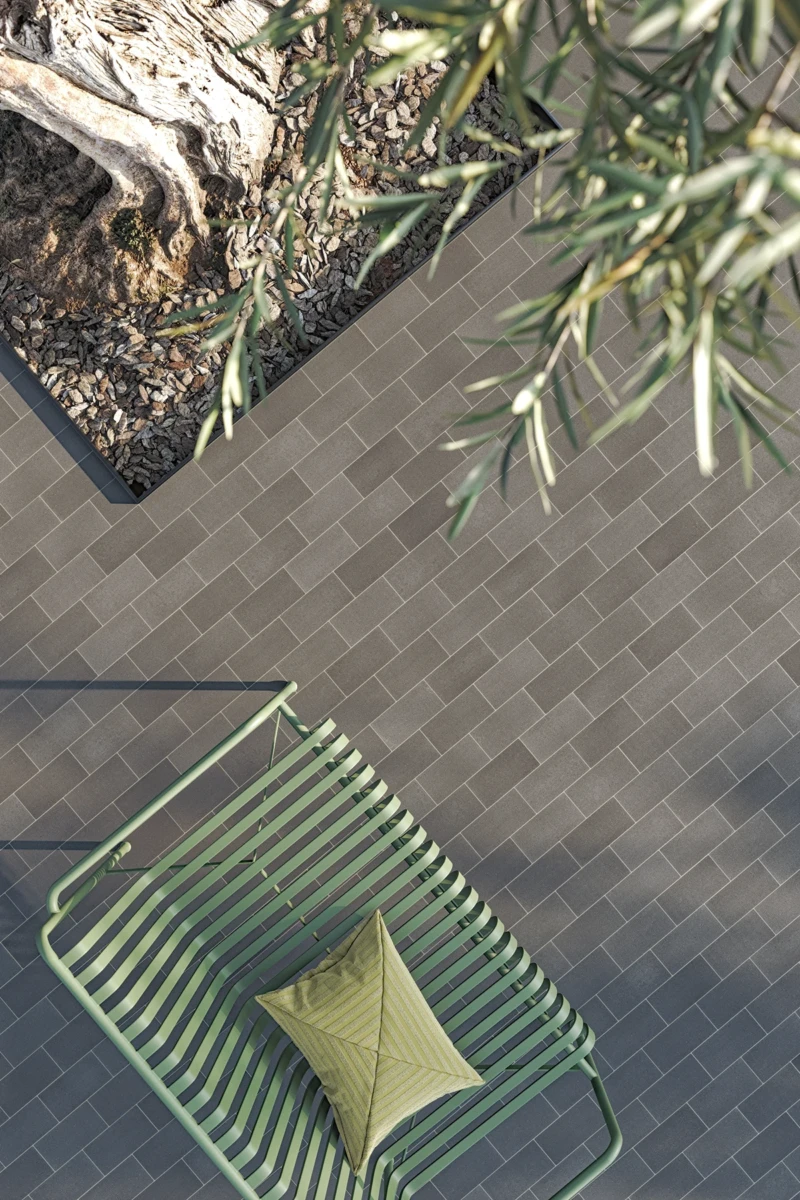 Terrassenboden mit rutschfesten Pflastersteine von 1,8 cm Dicke und geringer Aufbauhöhe