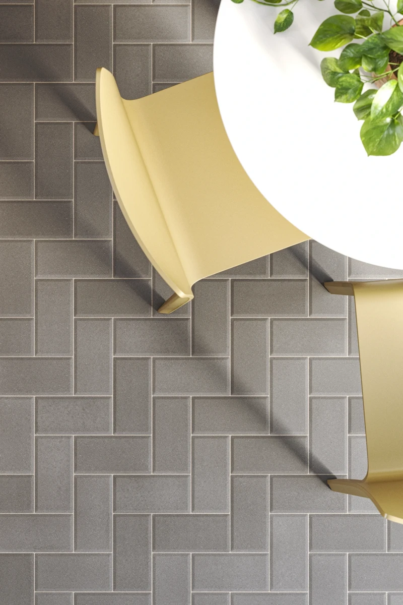 Boden verlegt mit rutschfesten Paviblock-Pflastersteinen von 1,8 cm in Grau