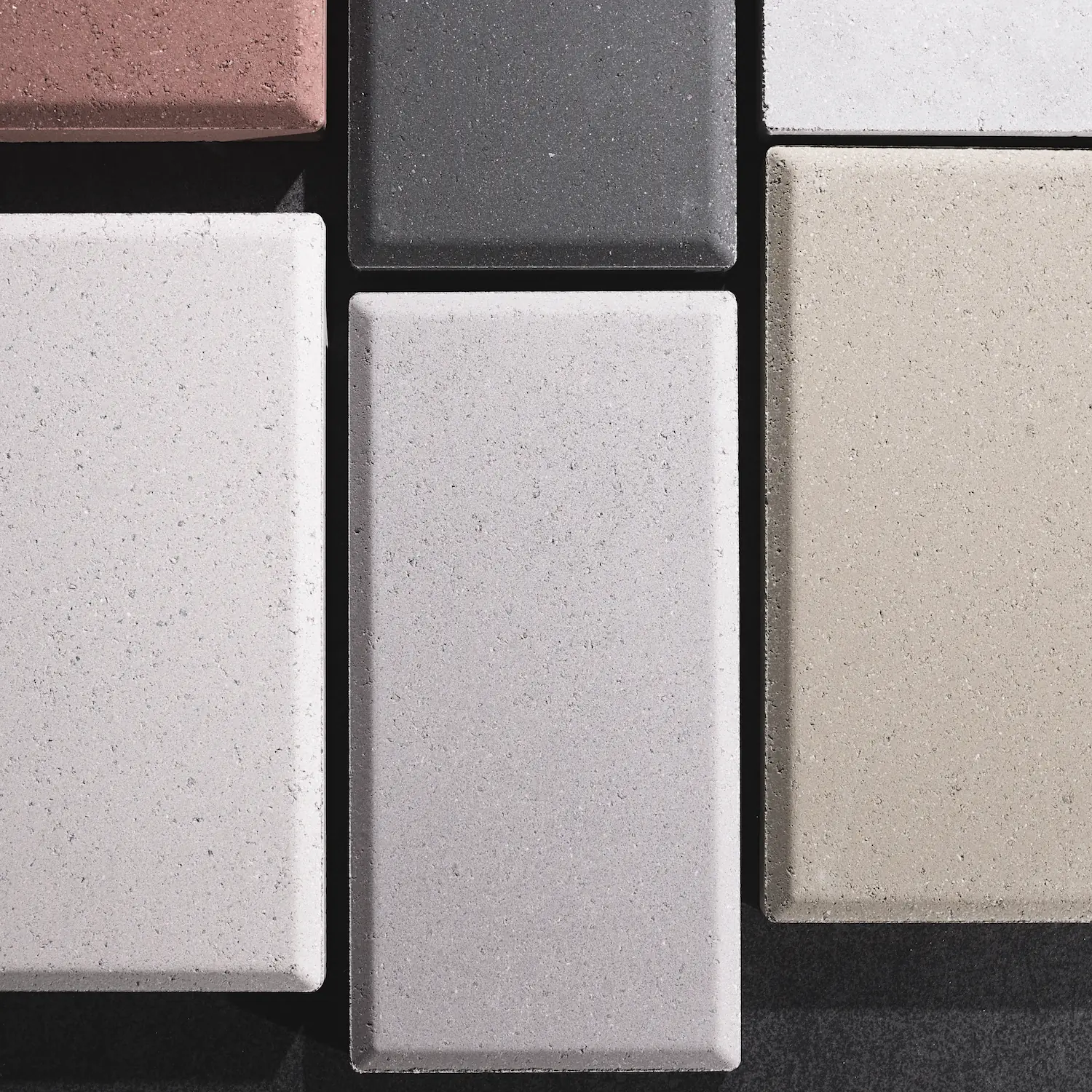 Detail der rutschfesten Struktur Nahaufnahme der rutschhemmenden Struktur (Klasse C3) von Outdoorfliesen aus Beton in verschiedenen Naturtönen