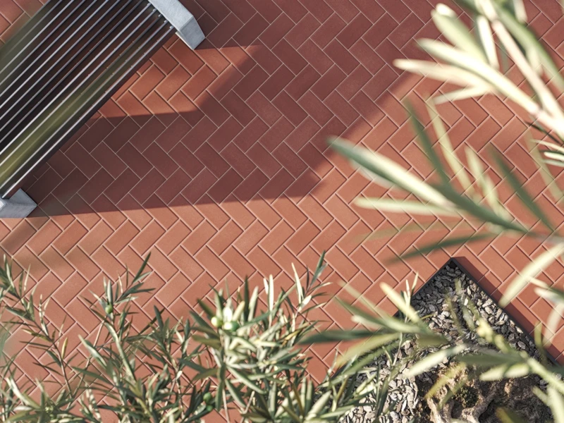 Terrassenboden aus dünnen Pflastersteinen