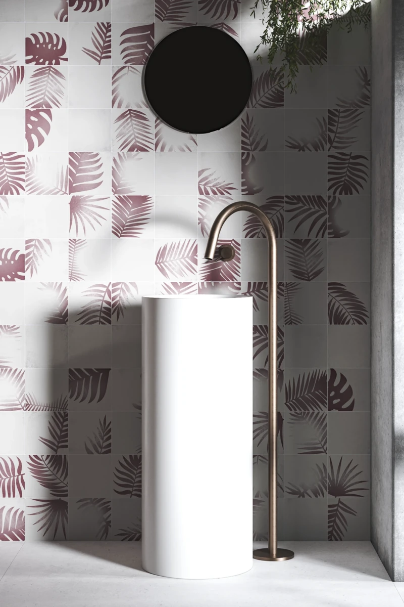 Badezimmerwandverkleidung mit weißen Fliesen und Blattdesign in Malveton