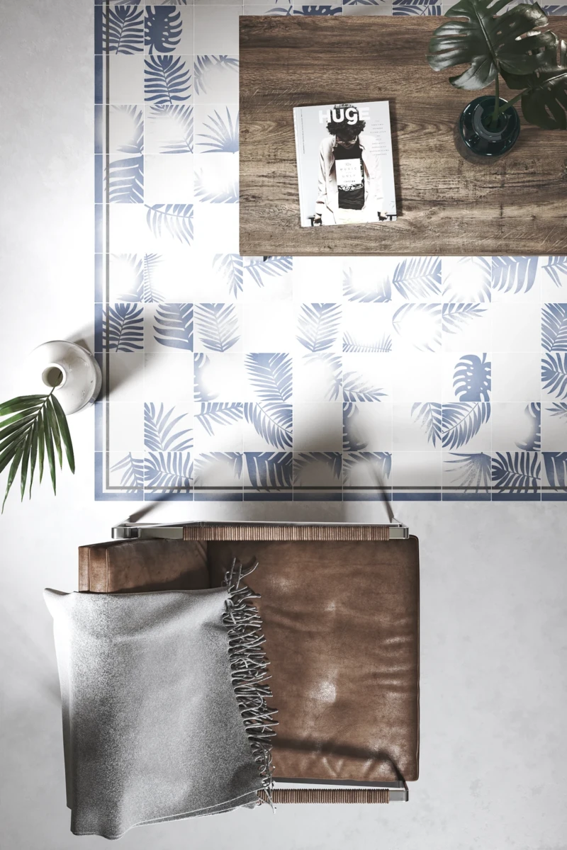 Boden aus weißen Zementfliesen mit blauem Design