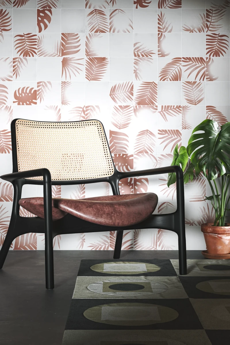 Wandverkleidung mit Fliesen in Vintage-Optik mit Design in Terrakotta-Rot