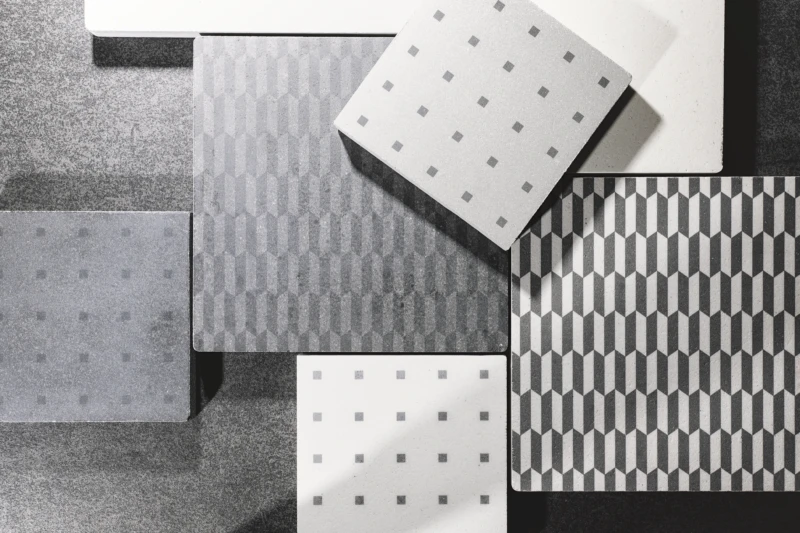 Verkleidungen mit verschiedenen Designs in Weiß, Grau und Schwarz