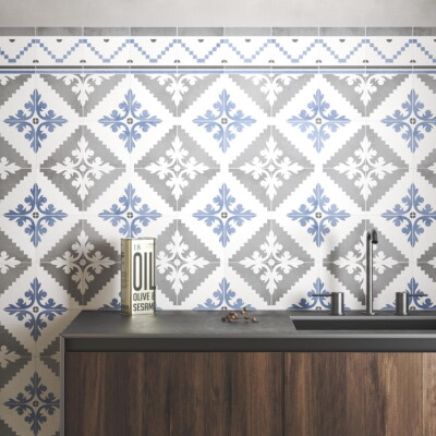 Küchenwand mit handgefertigten weißen und blauen Küchenfliesen