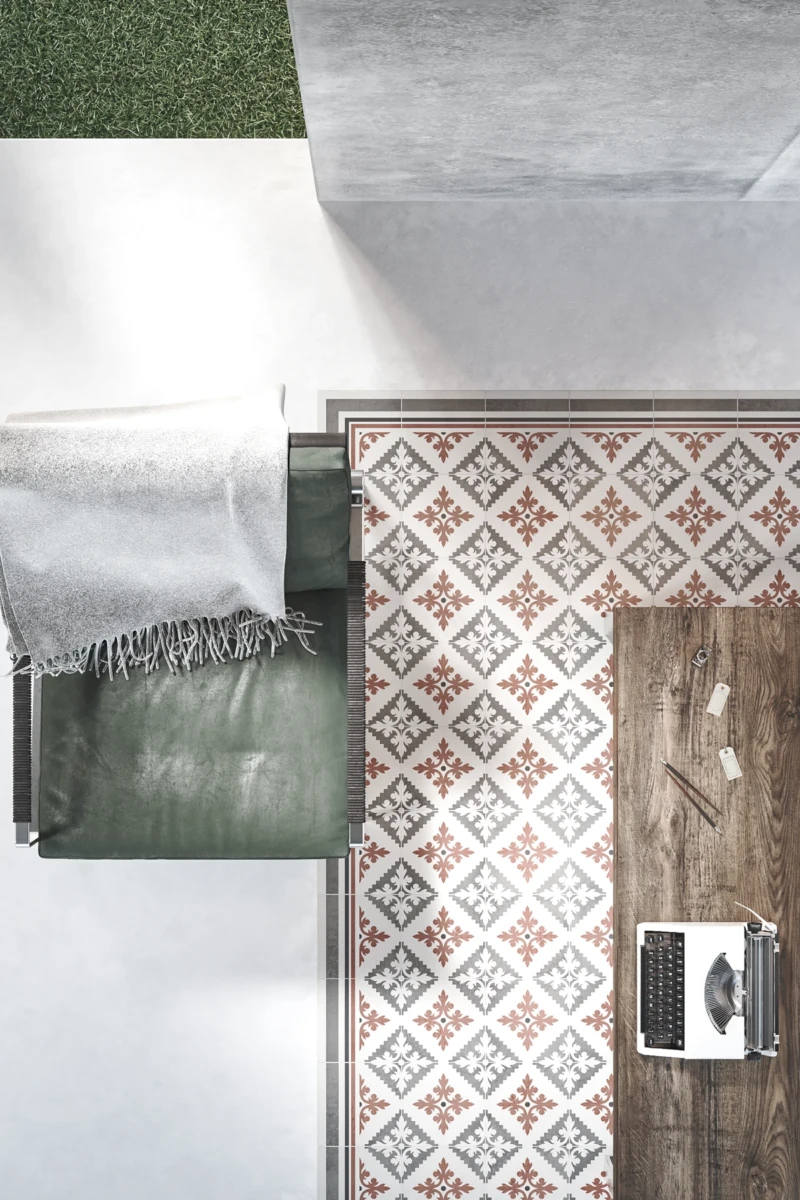 Boden aus handwerklichen Fliesen mit grafischem Design in Rot