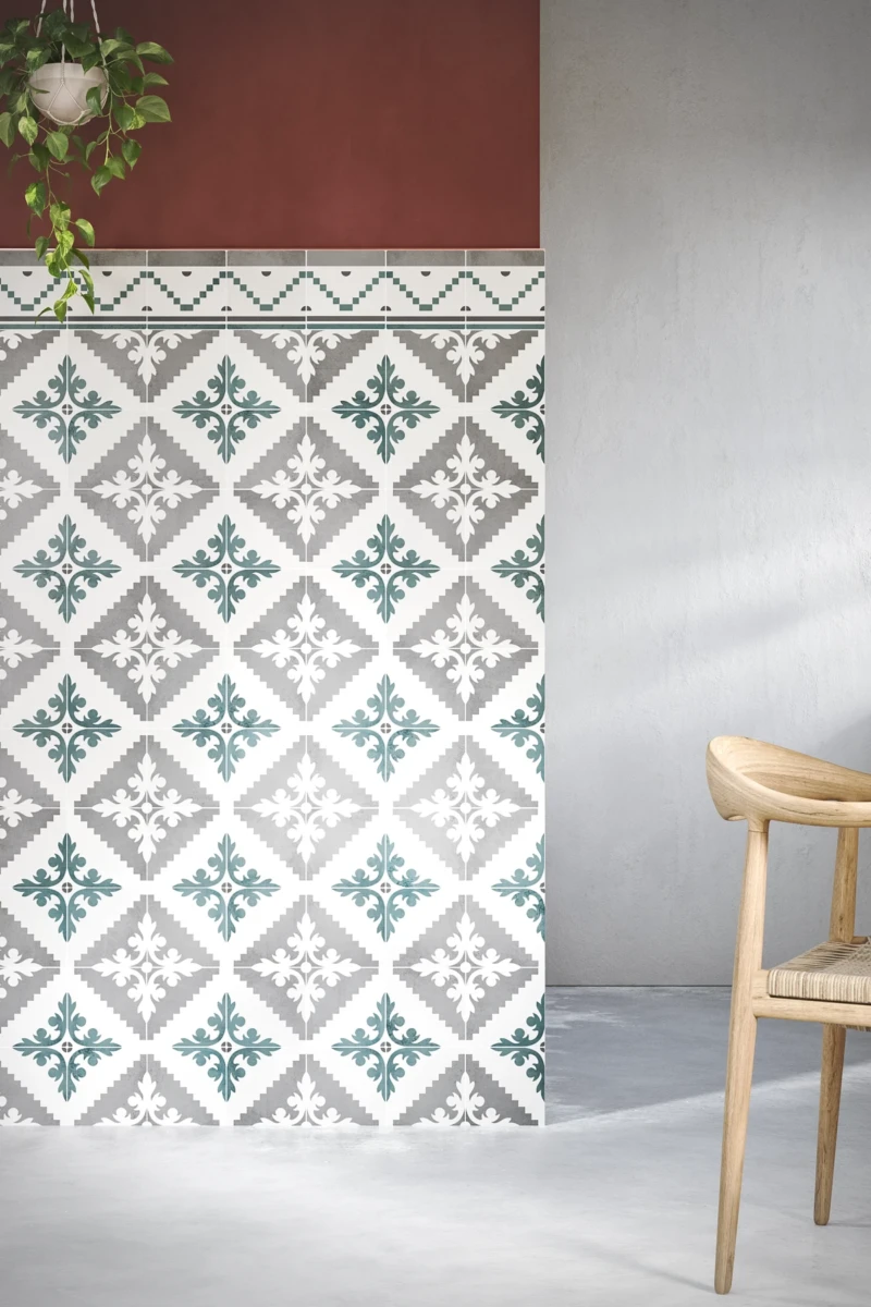 Küchenwand gestaltet mit handwerklich gefertigten Fliesen