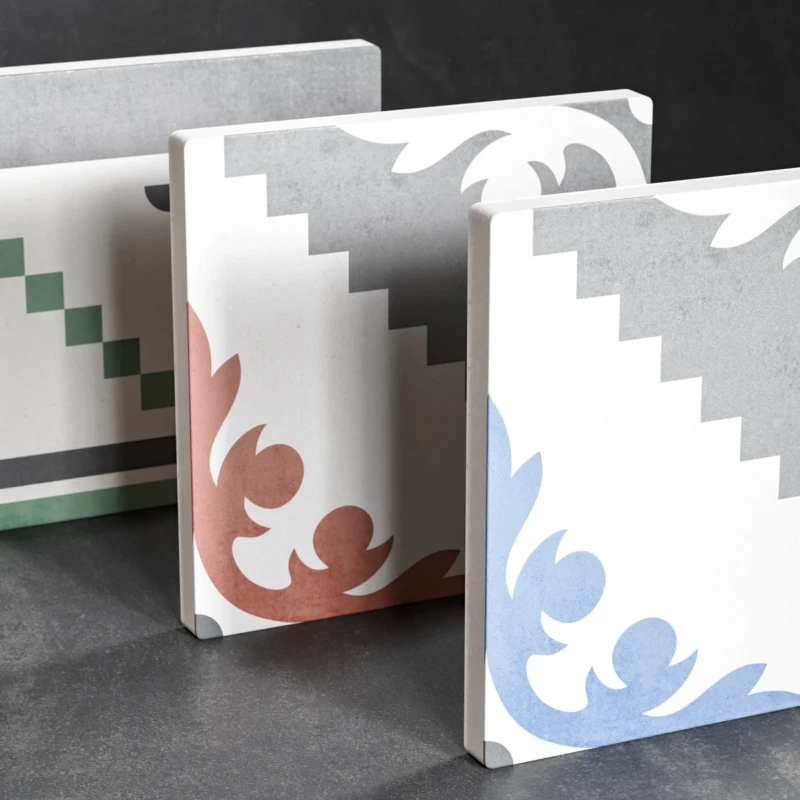 Draufsicht auf drei Fliesen der Kollektion Verso