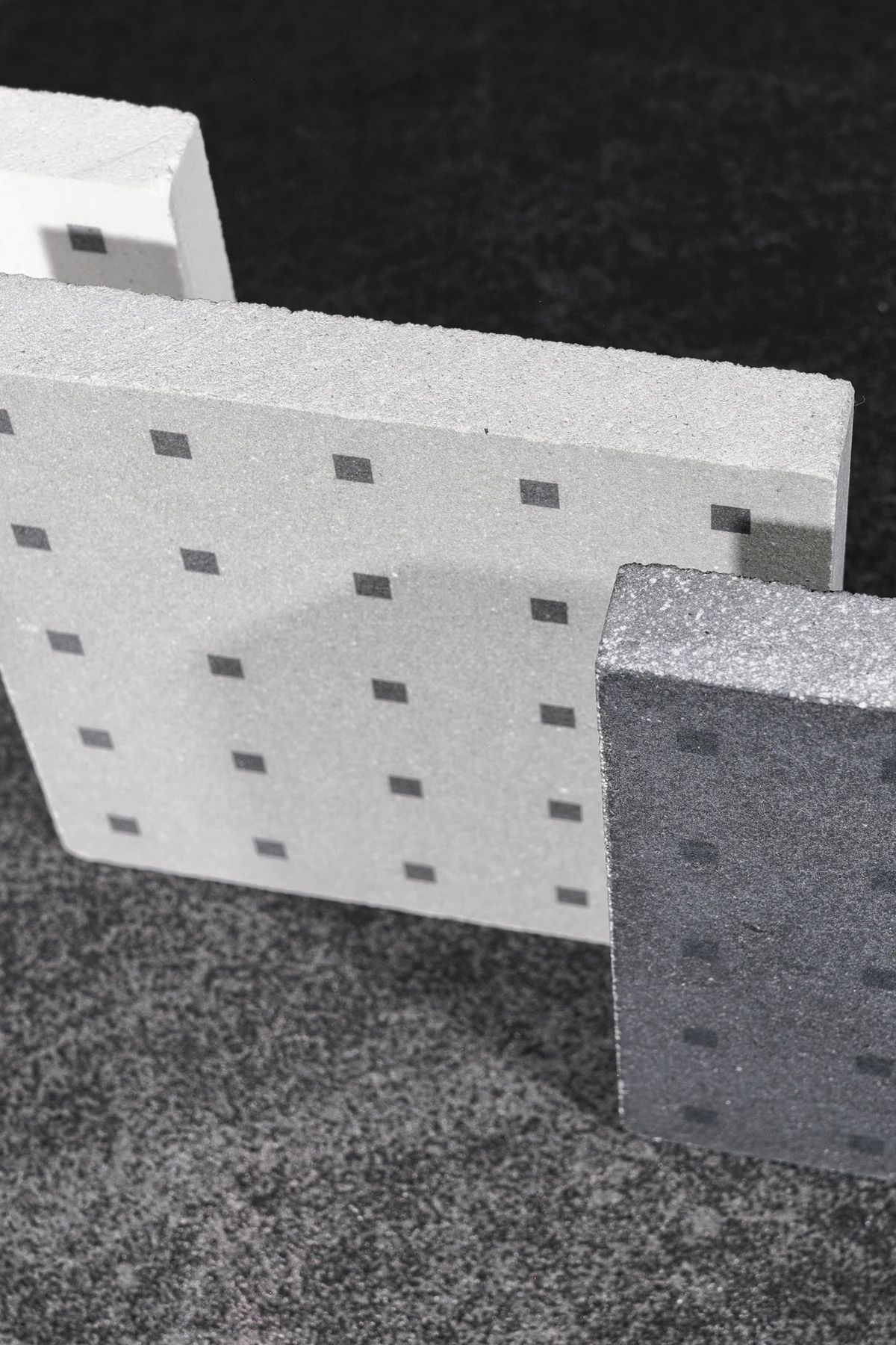 Wand- und Bodenbeläge aus weißem, grauem und schwarzem Zement