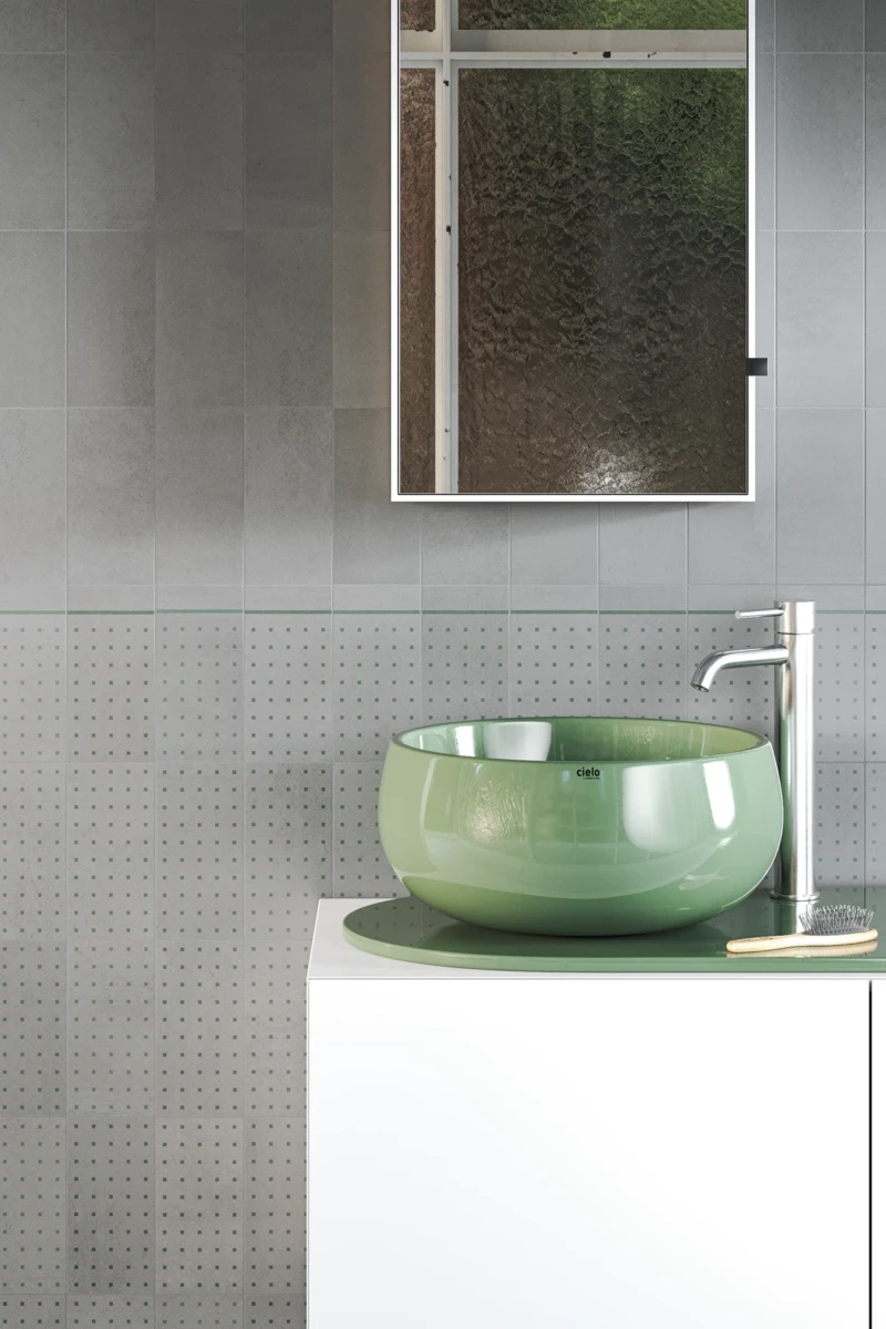 Badezimmerwand mit grauen Zementfliesen